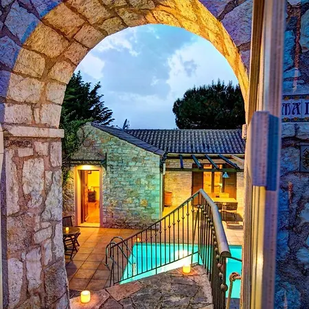 Sleeps 4 Pool Air Con Wifi Willa