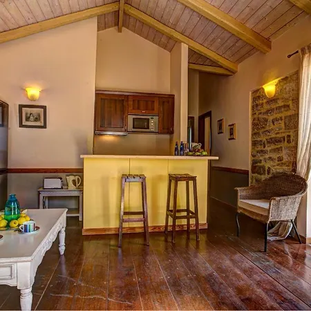 Sleeps 4 Pool Air Con Wifi Katsaráta