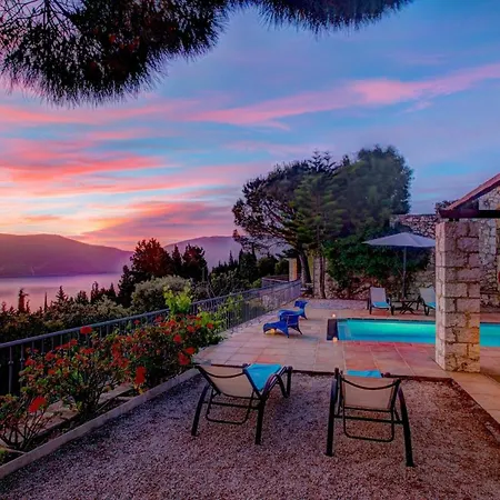 Sleeps 4 Pool Air Con Wifi Villa Katsaráta
