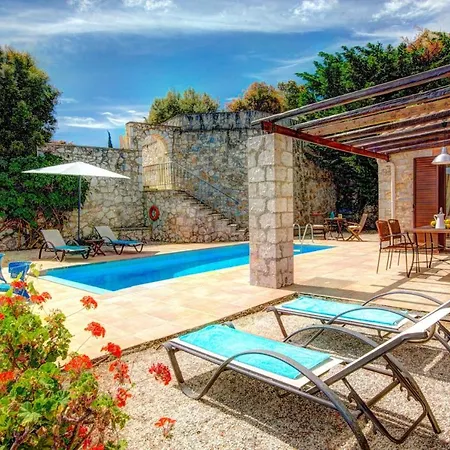 Sleeps 4 Pool Air Con Wifi * Katsaráta
