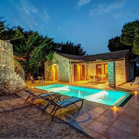 Sleeps 4 Pool Air Con Wifi וילה Katsaráta